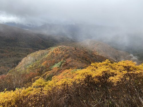 １ガスが流れて、秋色の山.jpg