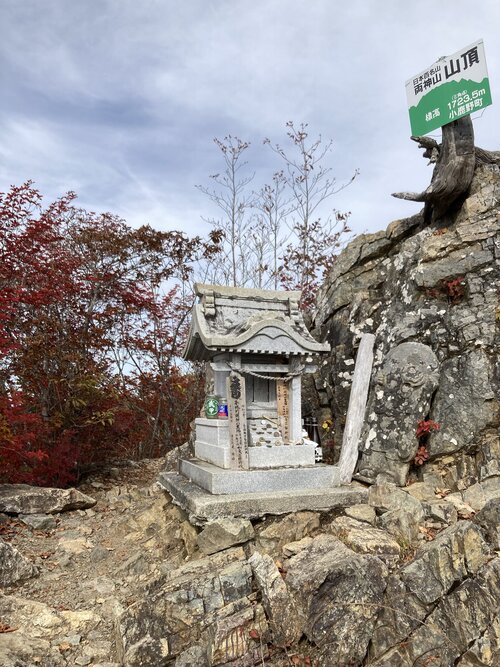 6両神神社奥宮の祠.jpg