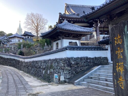 写真３　寺院と教会の見える風景.jpg