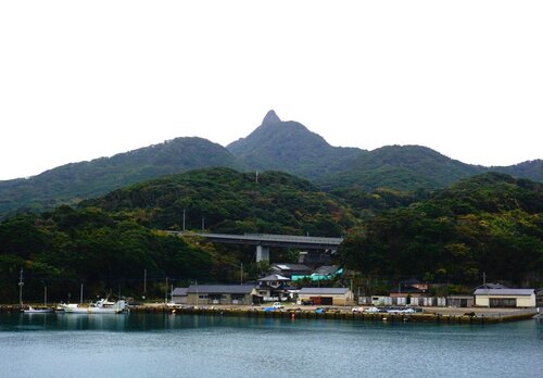 写真１０　野子湾から見る志々伎山.jpg