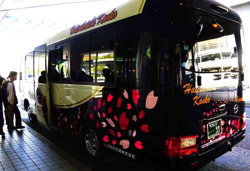 １、花びら模様のバス.jpg