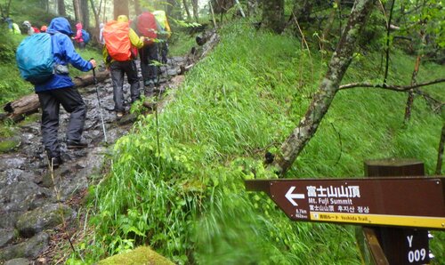 富士山頂への道を登る＝２０２４年６月２１日.jpg