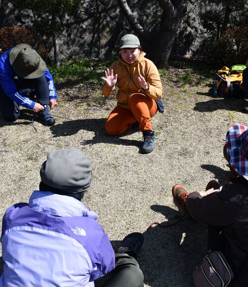 登山靴の履き方を伝える渡辺ガイド.jpg