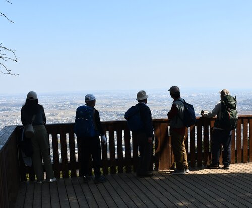 新装なった弘法山の展望台.jpg