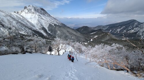 １１．阿弥陀岳をバックに地蔵尾根を登る.jpg