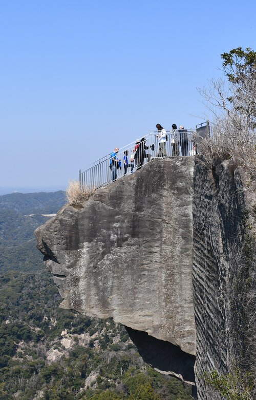 鋸山名物の「地獄のぞき」.jpgのサムネイル画像