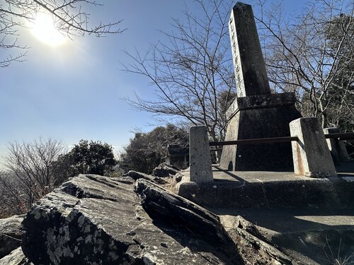 写真3、権現山山頂の変成岩.jpeg