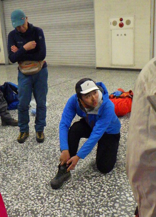 登山靴の履き方を伝える石井ガイド.jpg