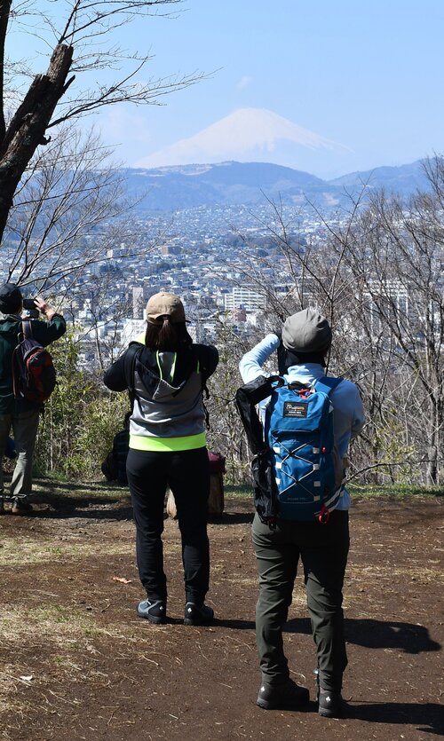 浅間山にて富士山を撮影する参加者.jpg