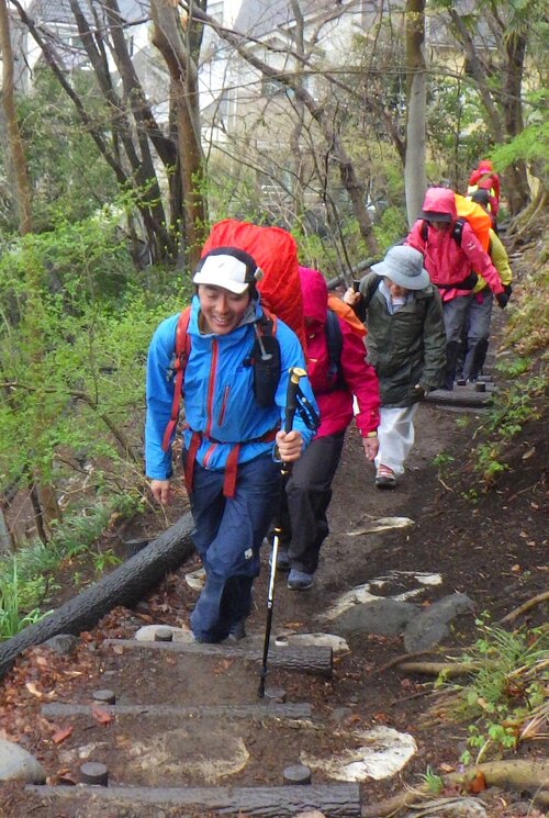 小雨が降る中、急な登山道を登る.jpg