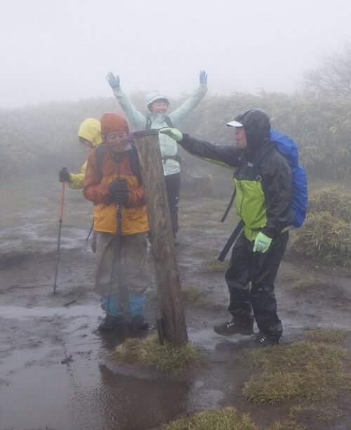雨の山頂に到着.jpg