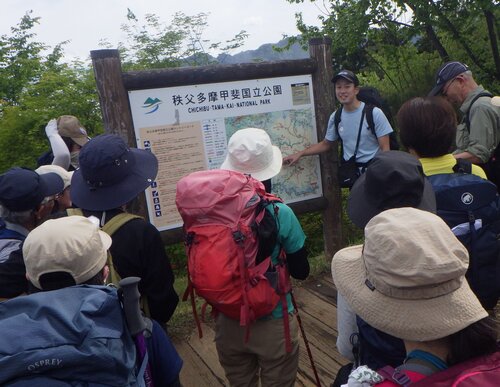 行程を説明する小林ガイド.jpg