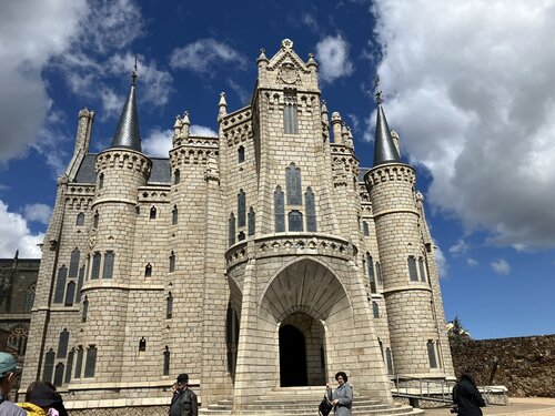 IMG_0312ガウディの司教館.JPEG