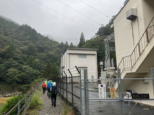 004第三発電所前からスタートです、霧雨.jpgのサムネイル画像